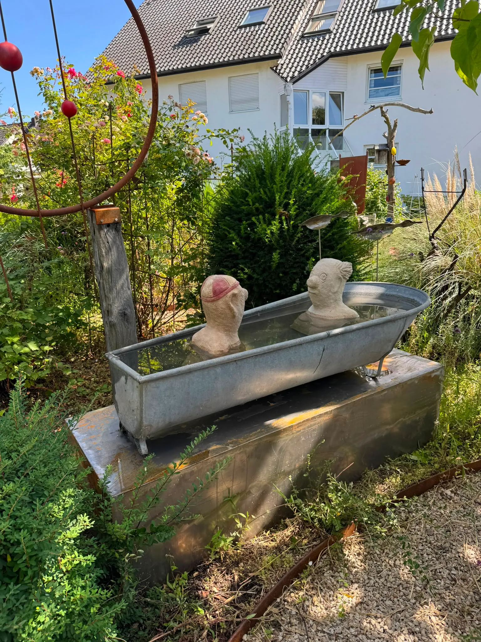 Kunstgarten Elverdissen - Skulpturen im Wasserbecken